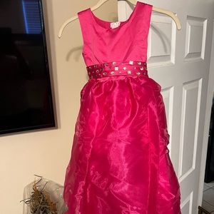 Brand new never worn. Flower girl dress size 6. Rose colored.